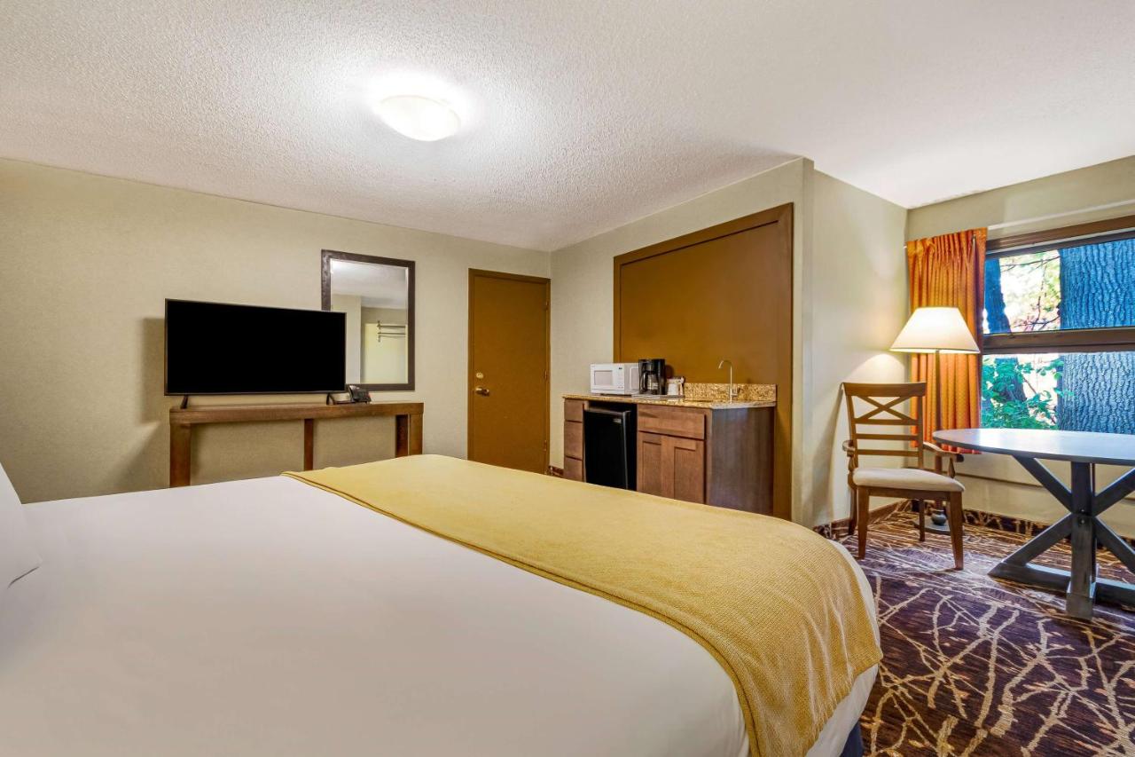 | Super 8 by Wyndham Lake George/Downtown