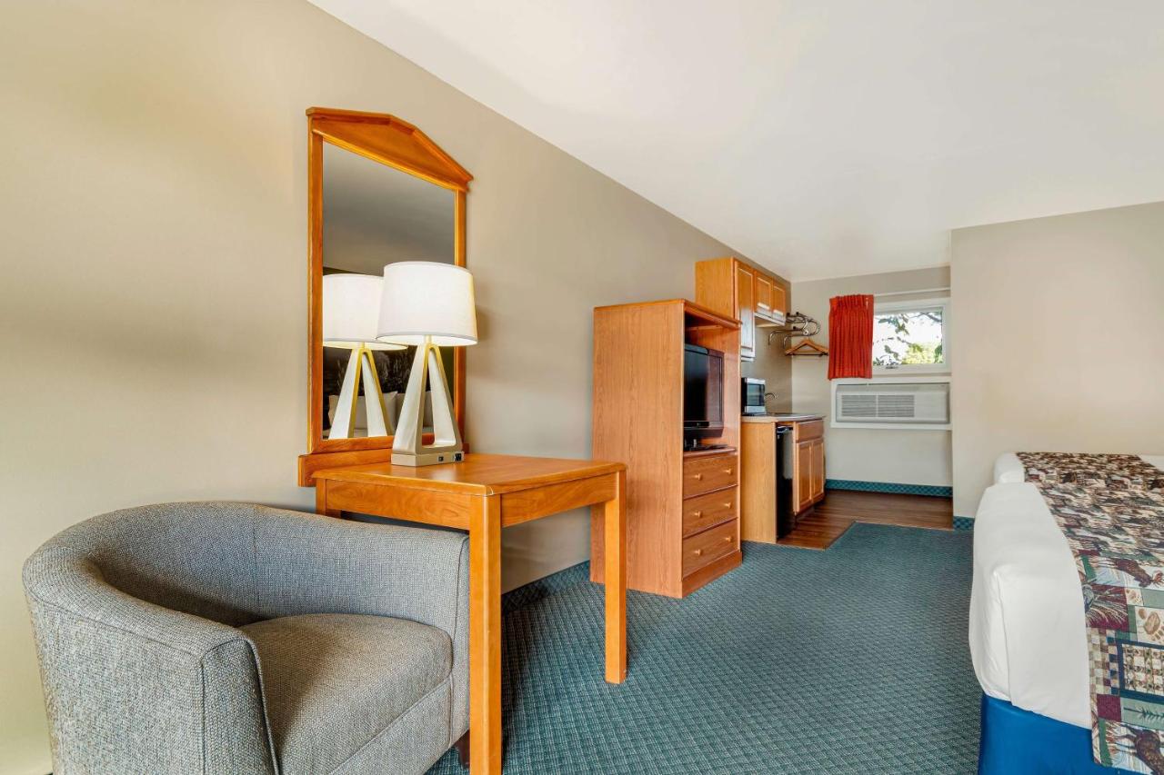 | Super 8 by Wyndham Lake George/Downtown