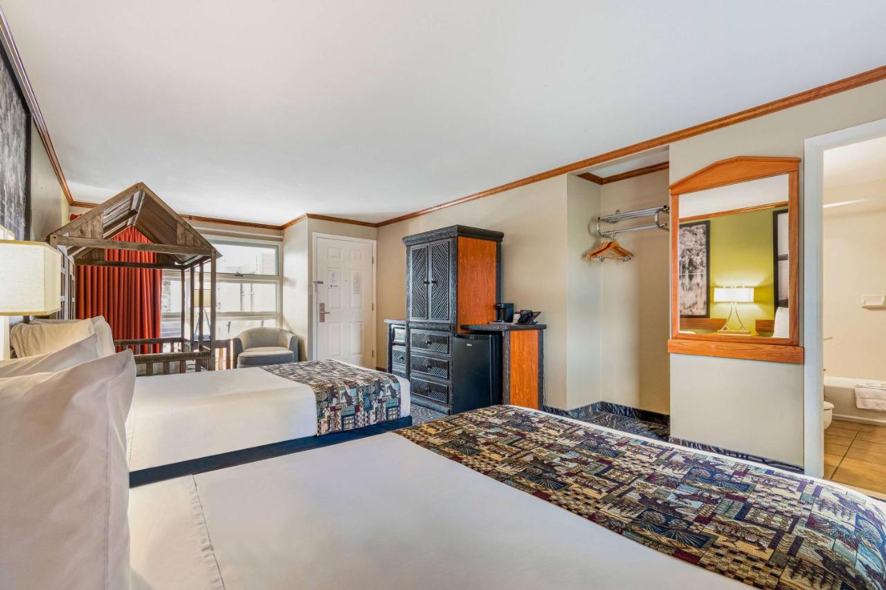 | Super 8 by Wyndham Lake George/Downtown