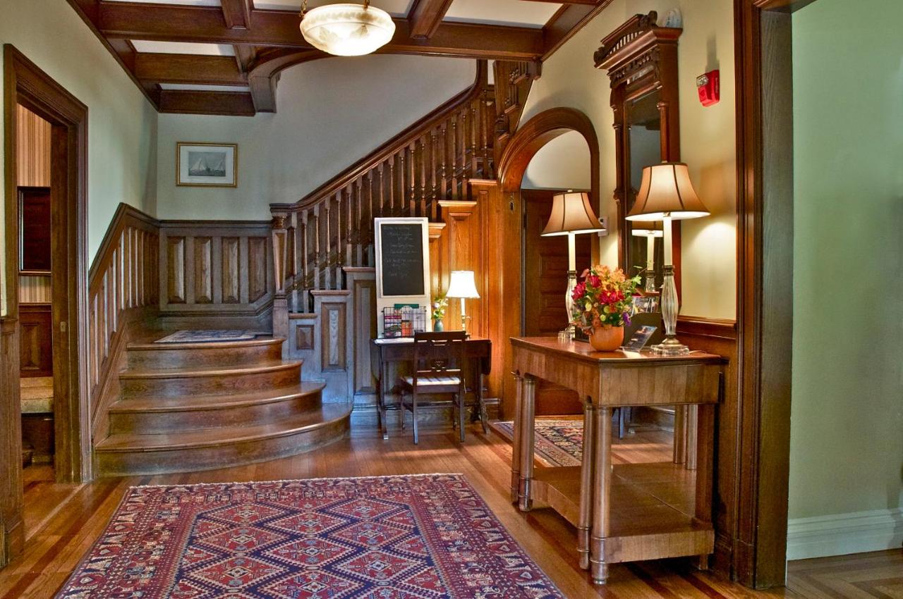 | Hilltop Inn