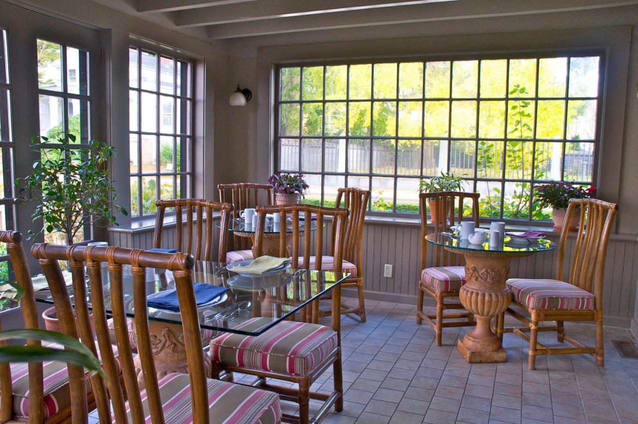 | Hilltop Inn