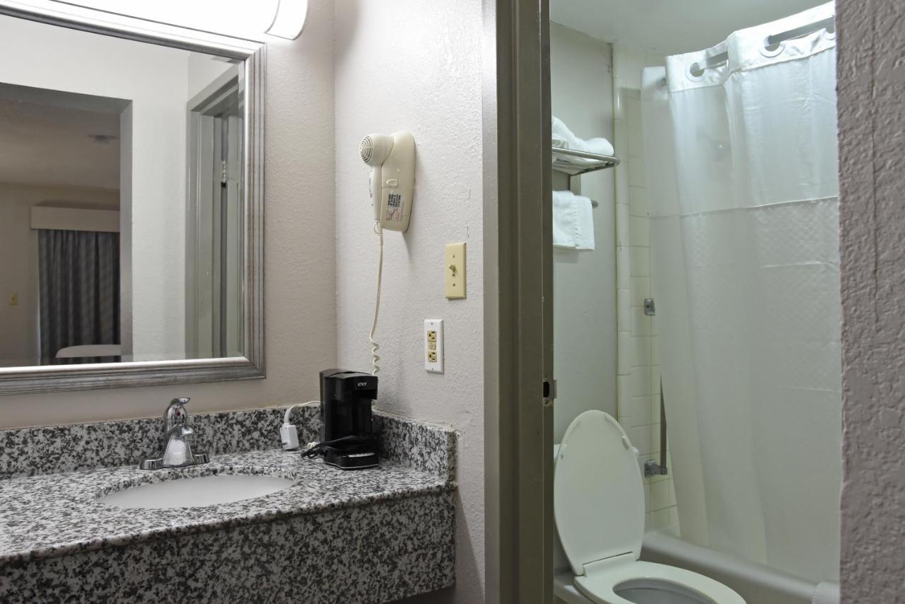King Room - Mobility Access/Non-Smoking at Days Inn by Wyndham Lebanon