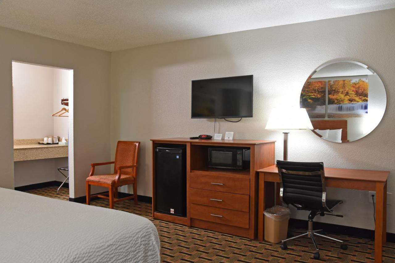 King Room - Mobility Access/Non-Smoking at Days Inn by Wyndham Lebanon