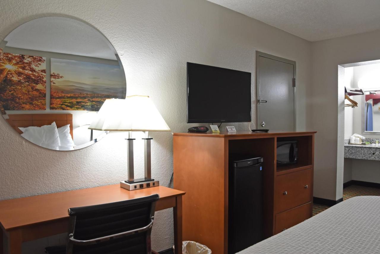 Double Room with Two Double Beds - Non-Smoking at Days Inn by Wyndham Lebanon