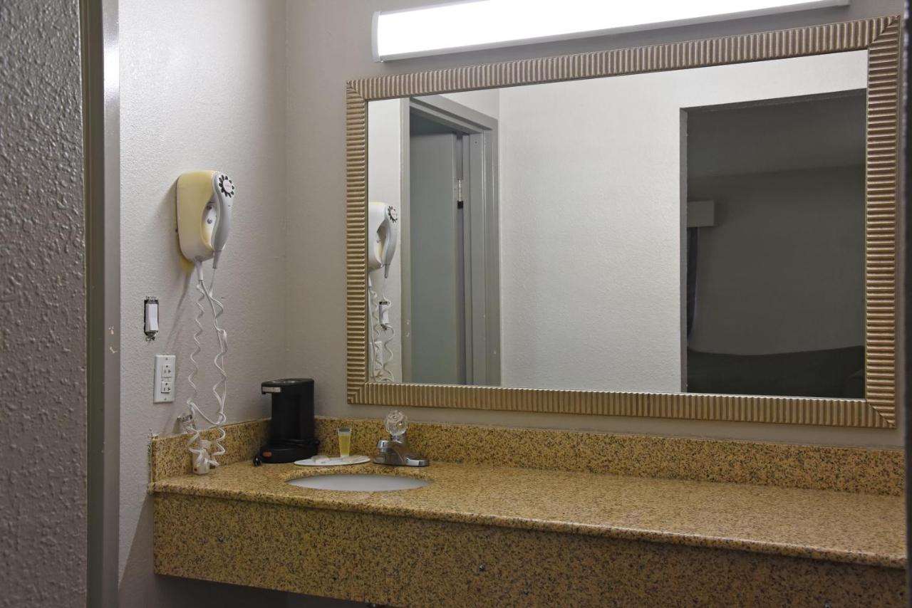 King Room - Mobility Access/Non-Smoking at Days Inn by Wyndham Lebanon