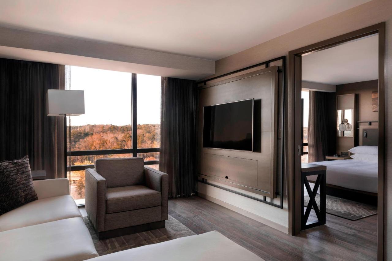 Executive King, Guest room, 1 King at Atlanta Marriott Northeast/Emory Area