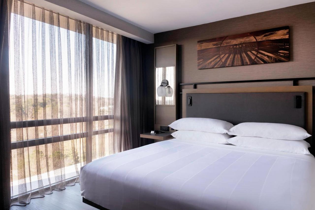 Executive King, Guest room, 1 King at Atlanta Marriott Northeast/Emory Area