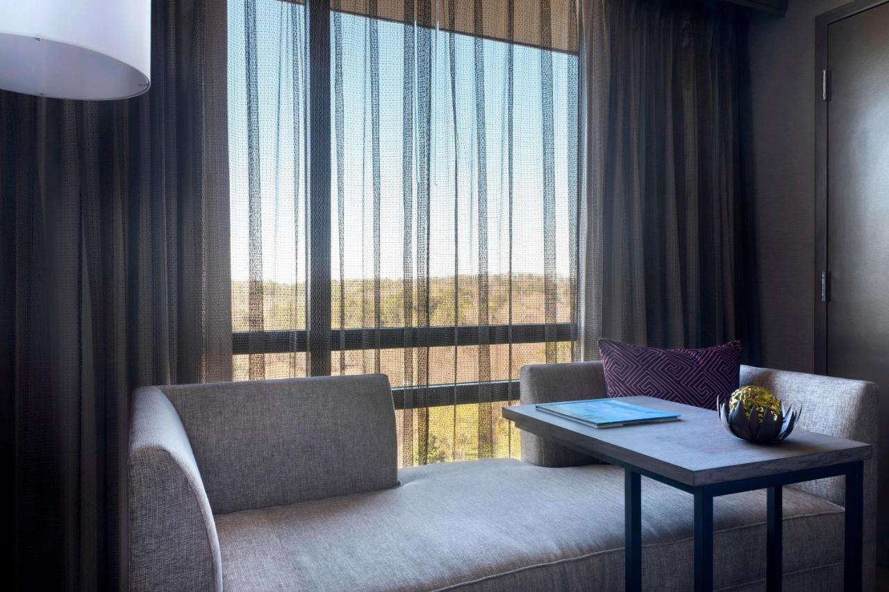 Concierge level, Guest room, 1 King at Atlanta Marriott Northeast/Emory Area