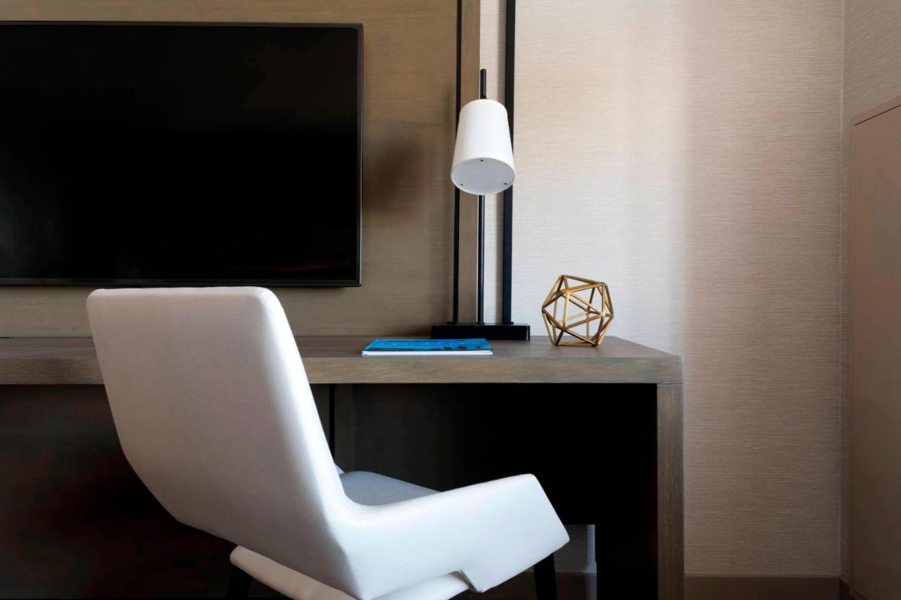 Concierge level, Guest room, 1 King at Atlanta Marriott Northeast/Emory Area