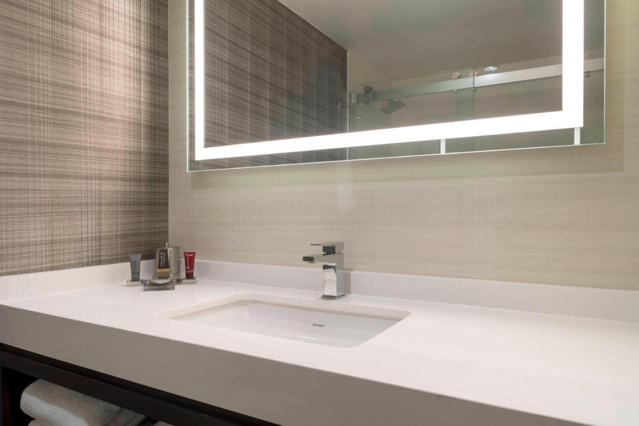 Concierge level, Guest room, 1 King at Atlanta Marriott Northeast/Emory Area