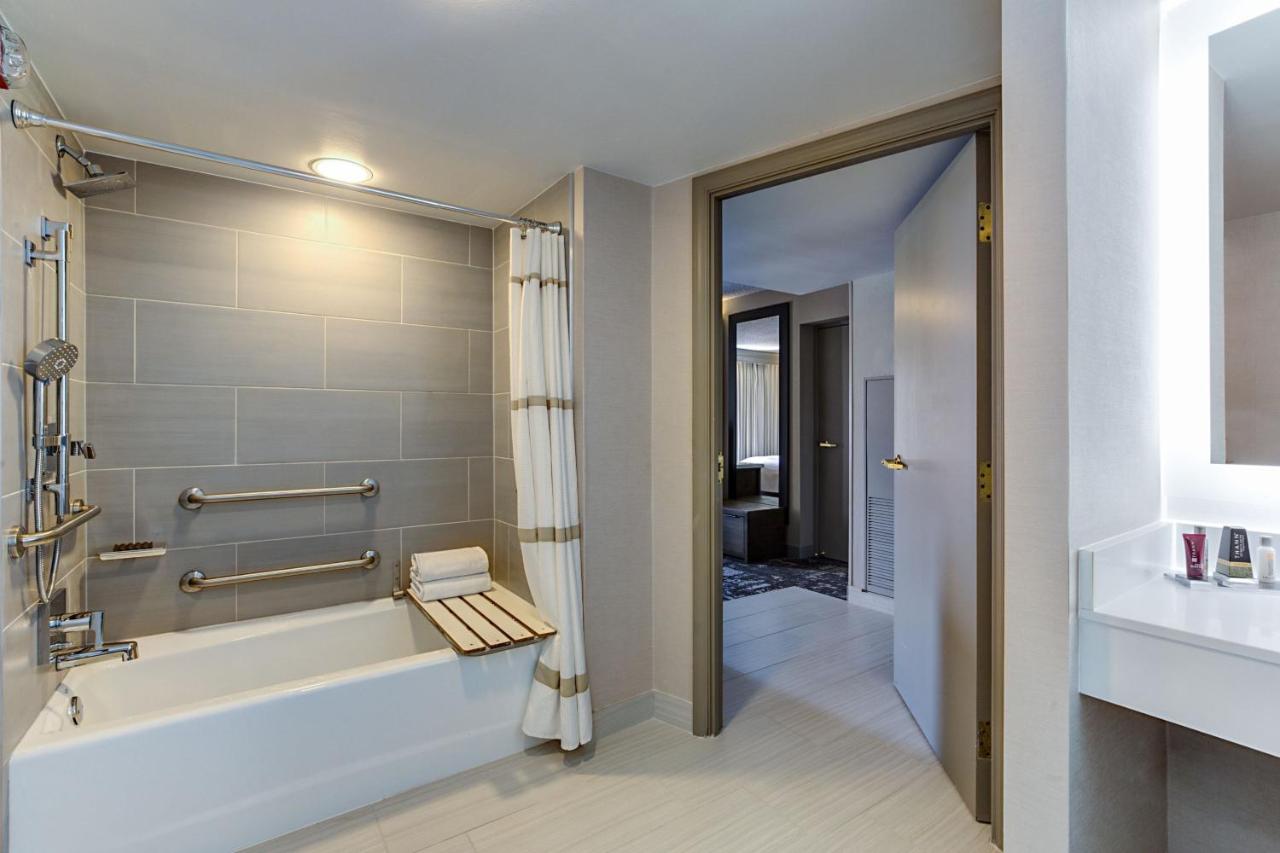 King Room with Lake View and Balcony at Marriott Dallas Las Colinas
