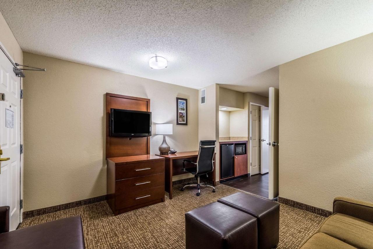 King Suite - Non-Smoking at Comfort Inn & Suites Dayton North