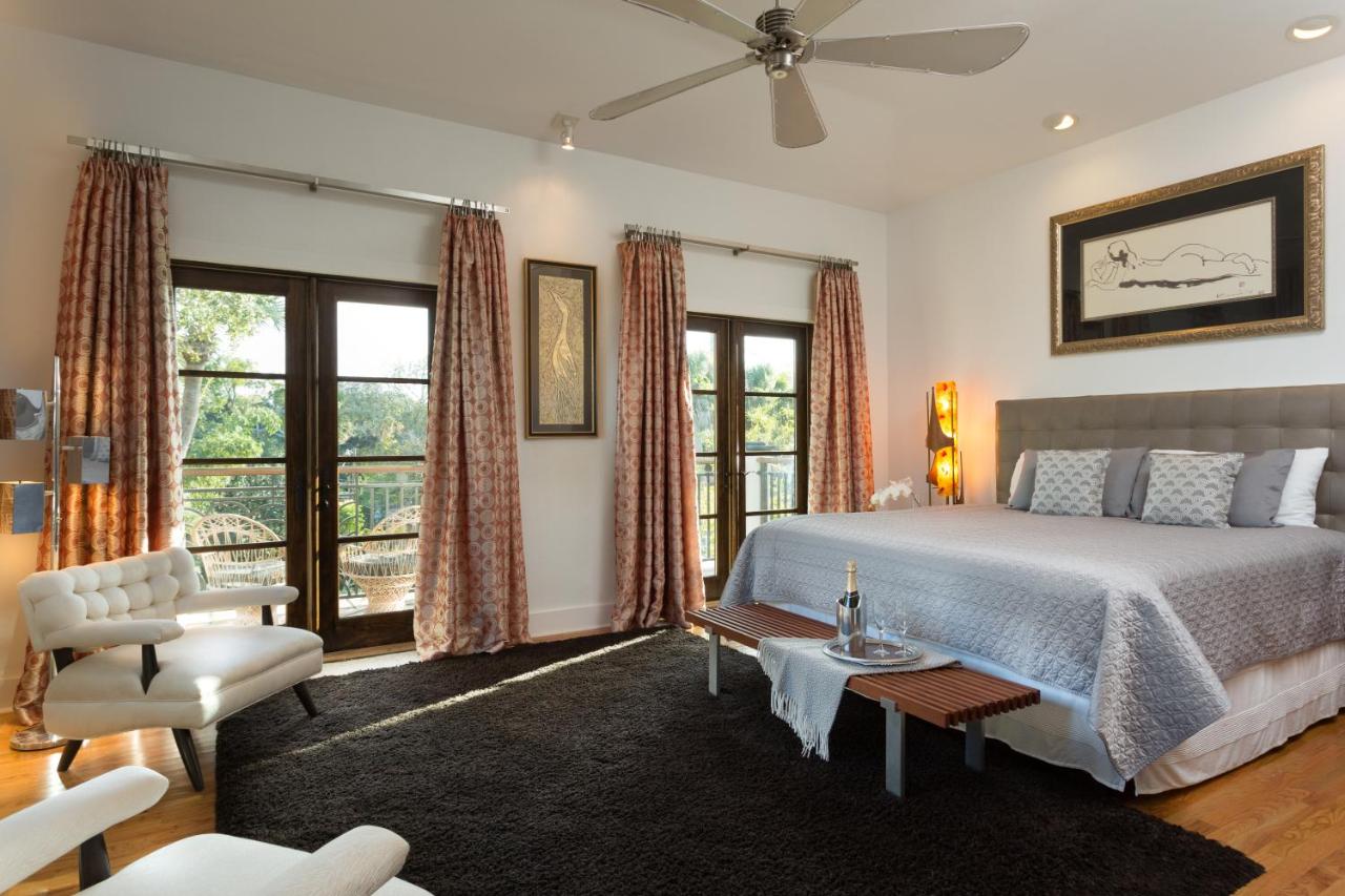| Black Dolphin Inn