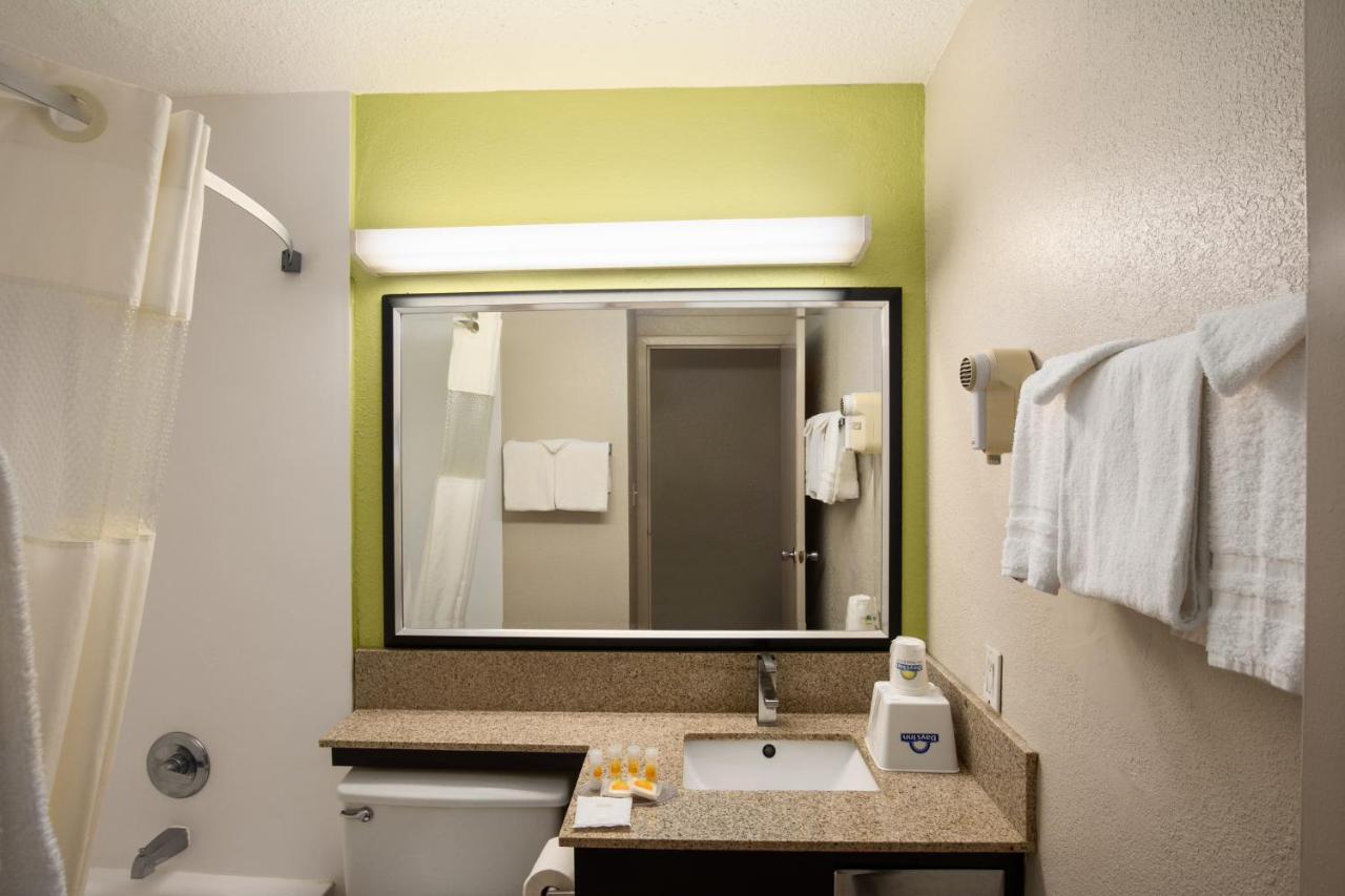 King Room - Non-Smoking at Days Inn by Wyndham Rome Downtown