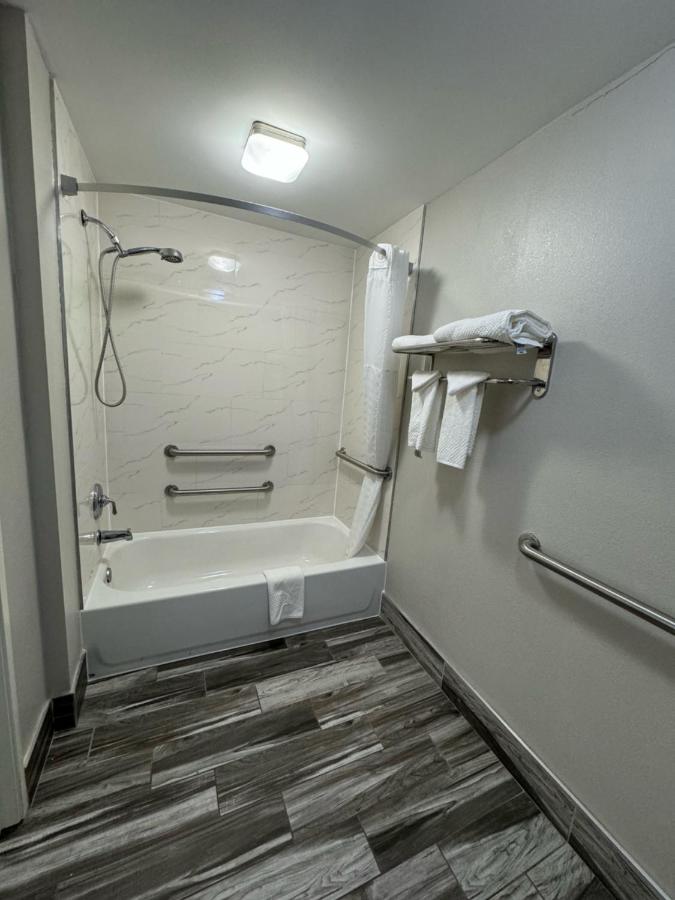 King Room - Accessible/Non-Smoking at Quality Inn Newnan - Atlanta South