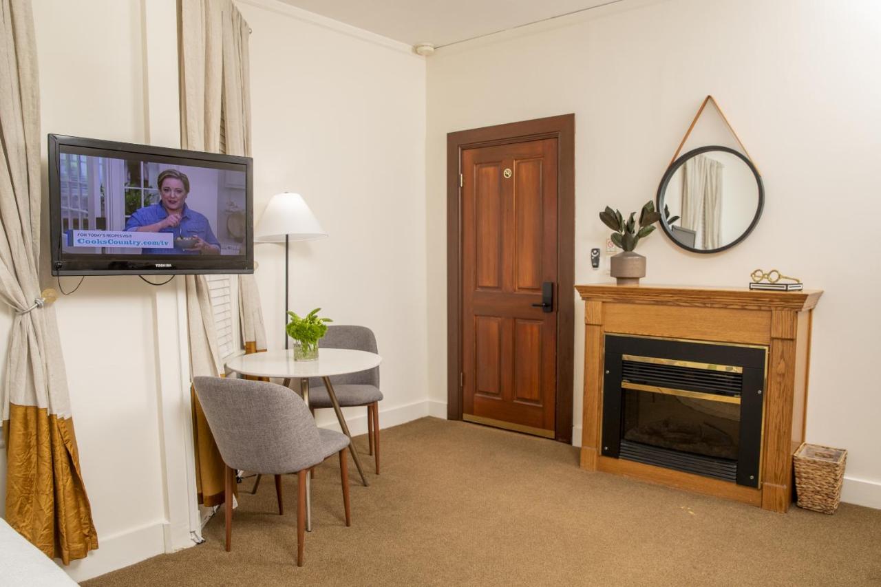Superior King Room at Washington Square Inn