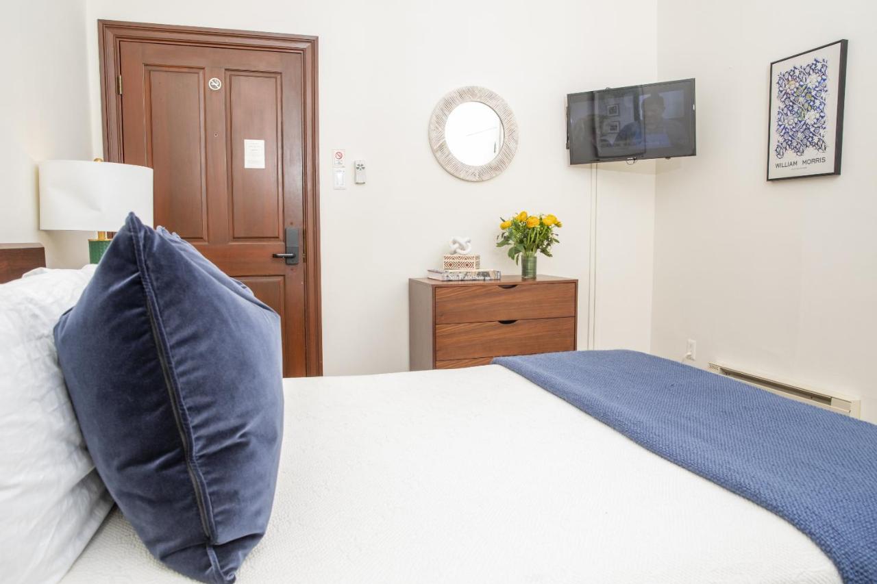 Deluxe Queen Room at Washington Square Inn