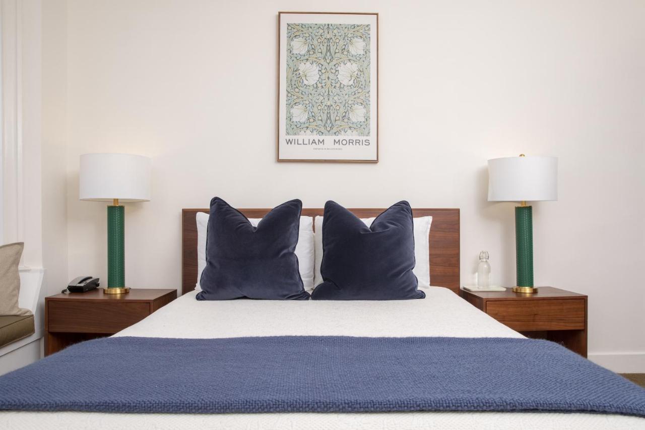 Deluxe Queen Room at Washington Square Inn