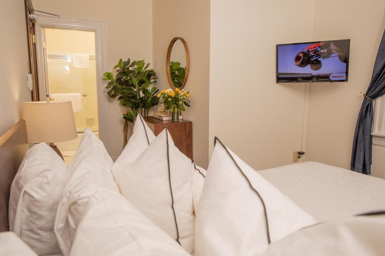 Standard King Room at Washington Square Inn