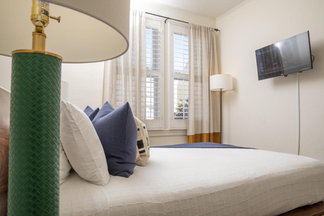 Deluxe Queen Room at Washington Square Inn
