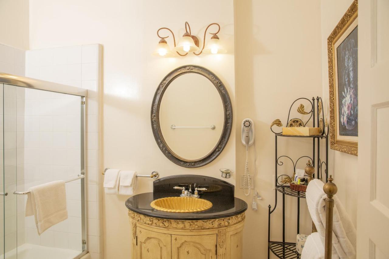 Superior King Room at Washington Square Inn