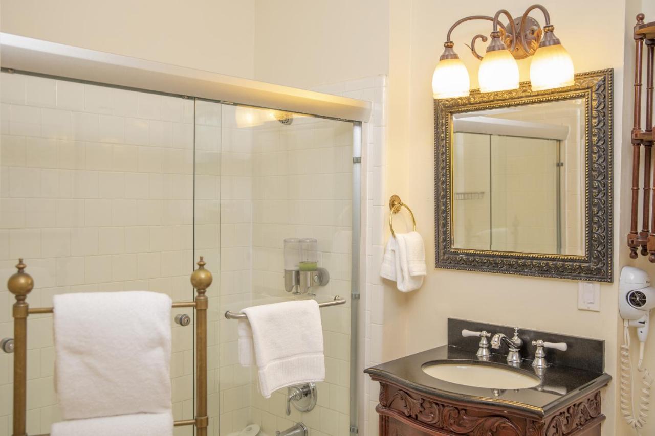 Superior King Room at Washington Square Inn