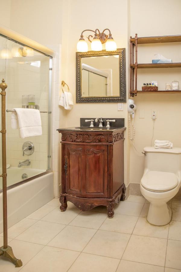 Superior King Room at Washington Square Inn