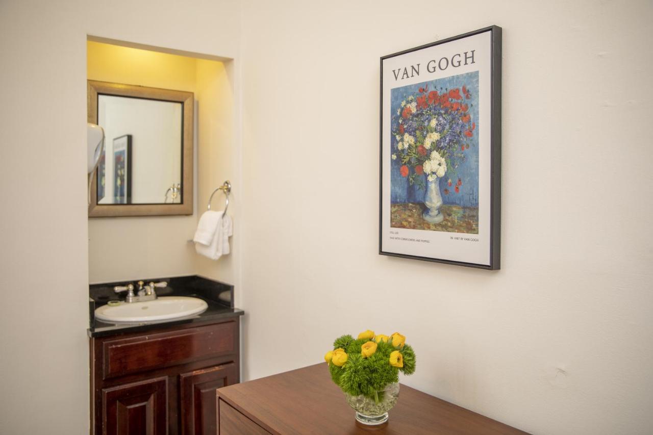 Deluxe Queen Room at Washington Square Inn