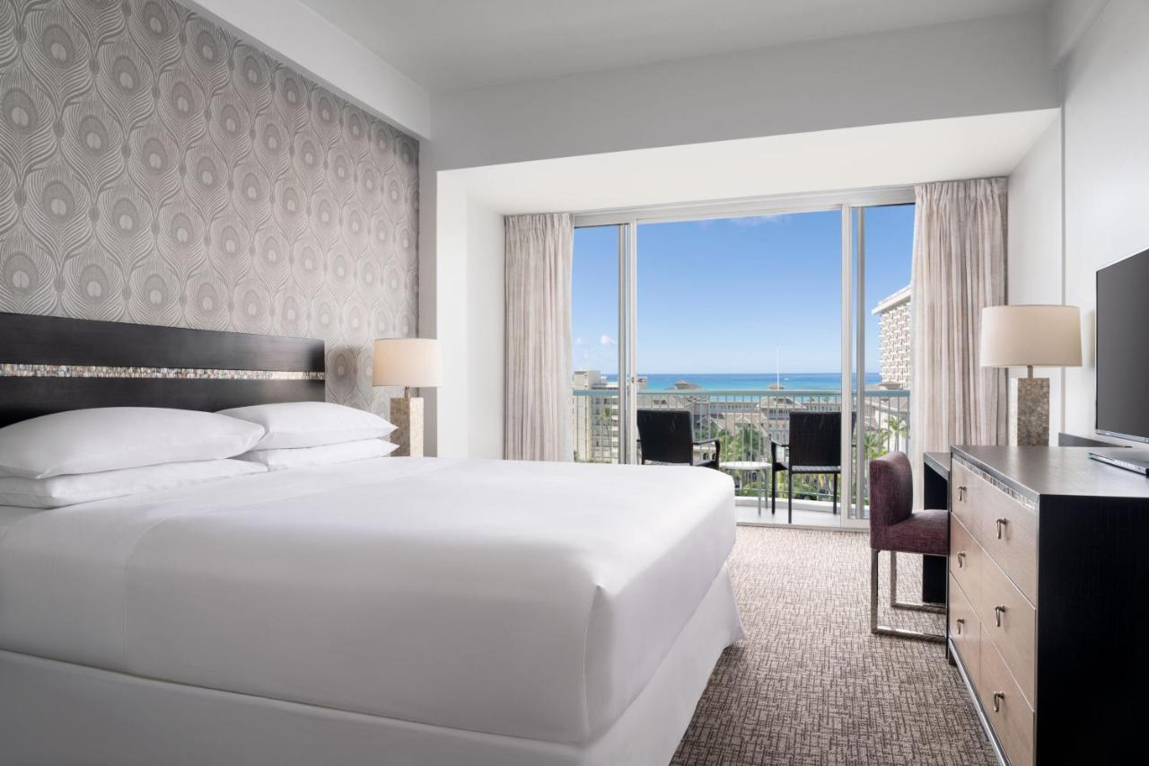 Princess Ocean King, Guest room, 1 King, Ocean view at Sheraton Princess Kaiulani Waikiki Beach