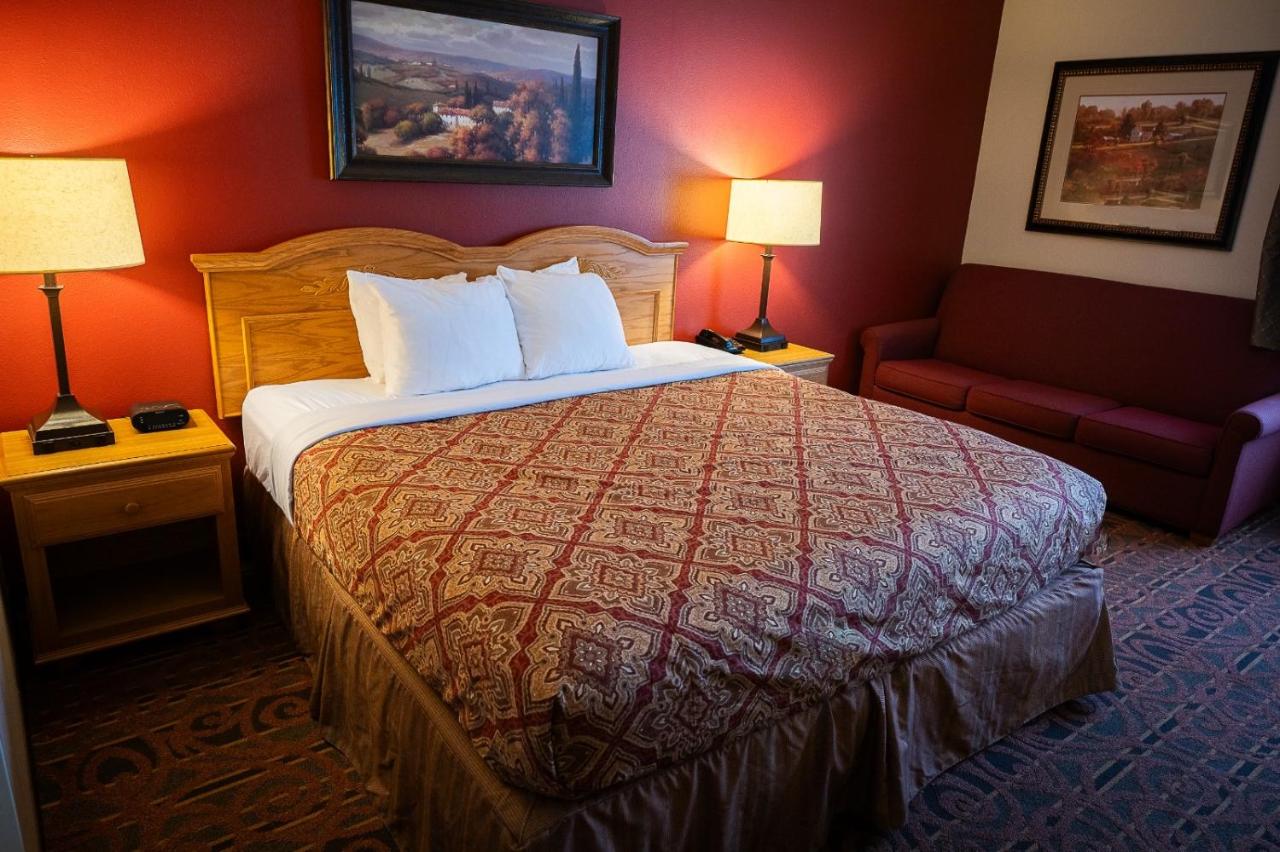 | Savanna Inn & Suites