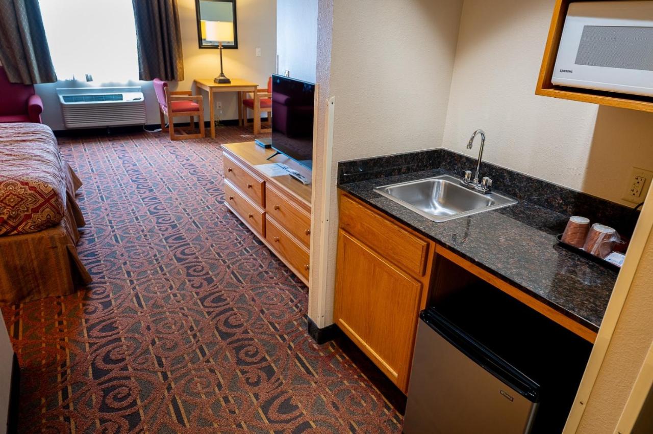| Savanna Inn & Suites
