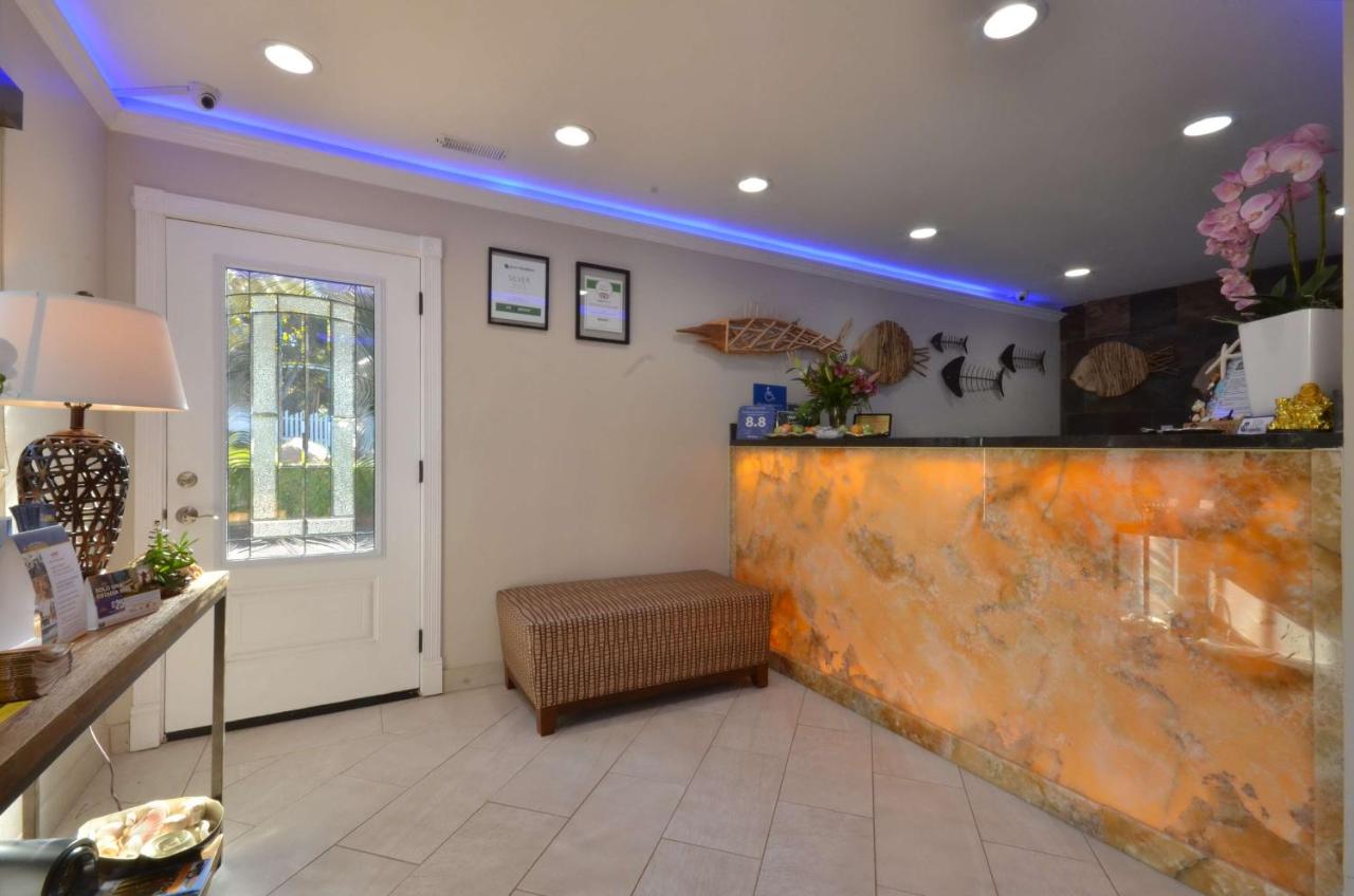 | Best Western The Inn & Suites Pacific Grove