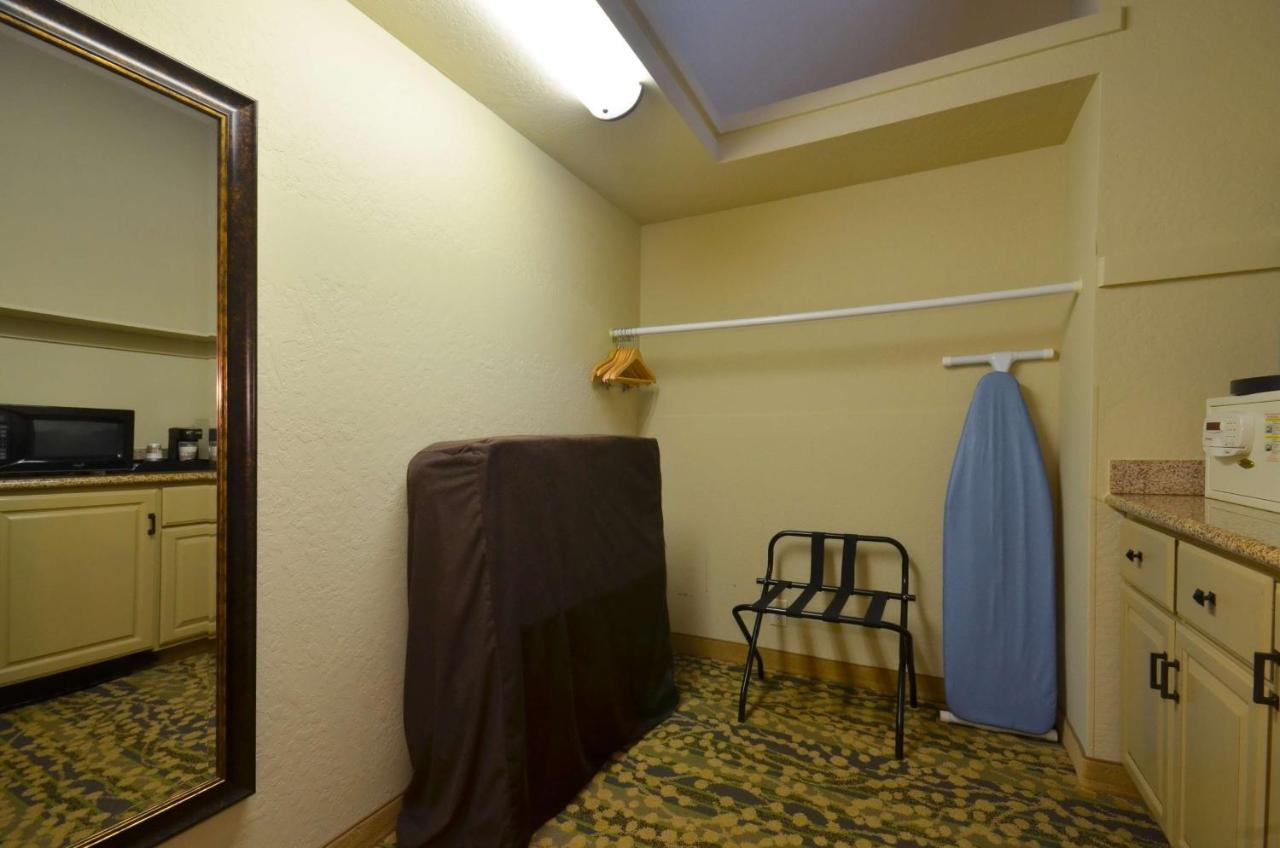 | Best Western The Inn & Suites Pacific Grove