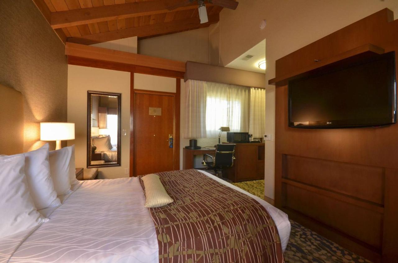 | Best Western The Inn & Suites Pacific Grove