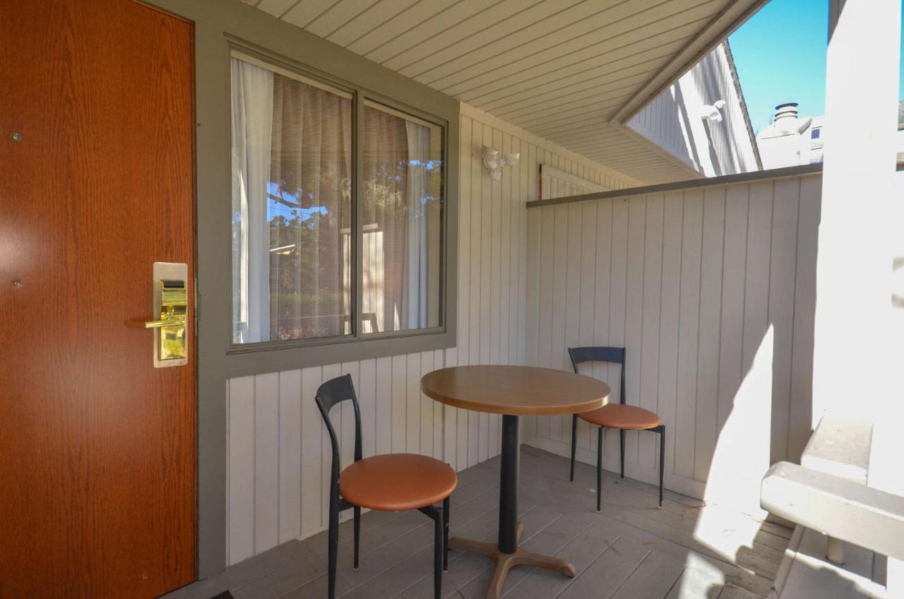 | Best Western The Inn & Suites Pacific Grove