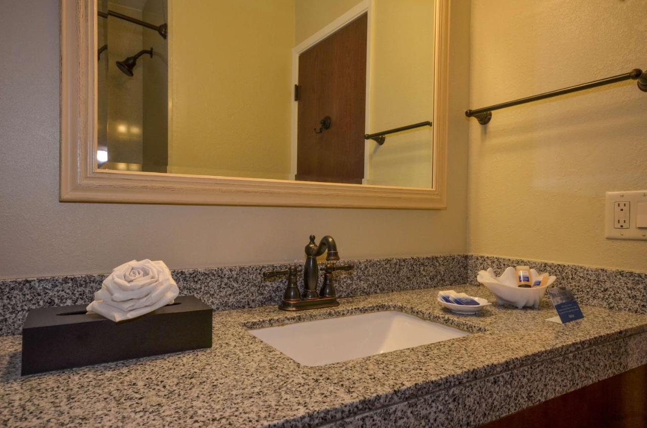 | Best Western The Inn & Suites Pacific Grove