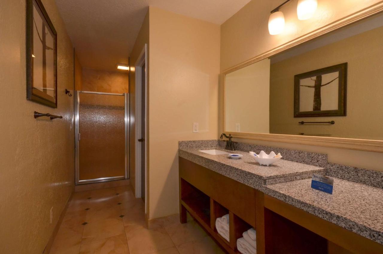 | Best Western The Inn & Suites Pacific Grove