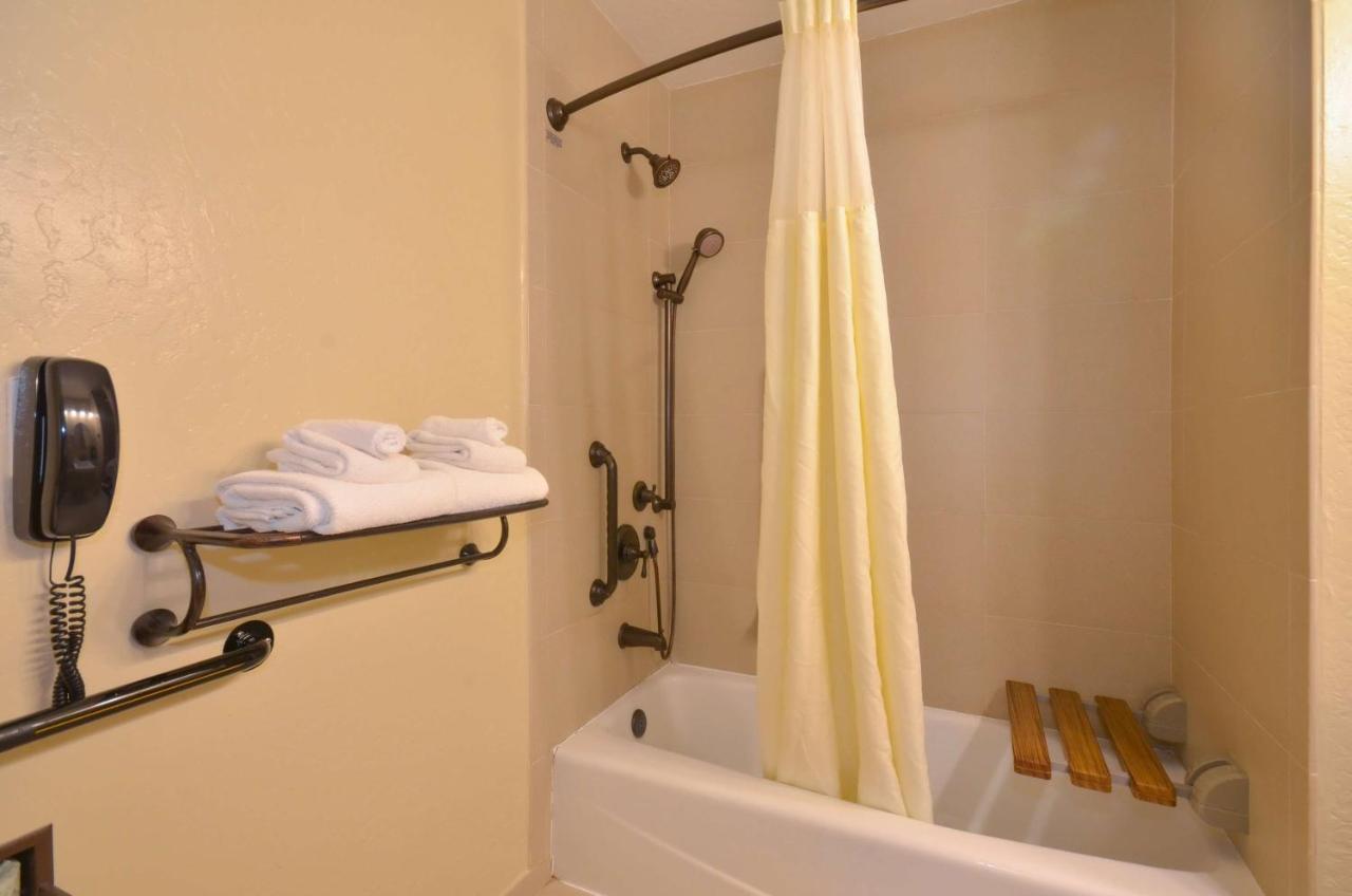 | Best Western The Inn & Suites Pacific Grove