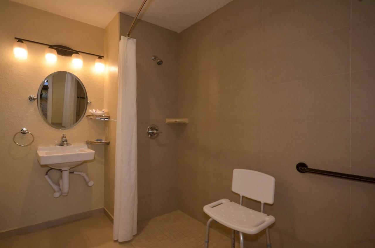 | Best Western The Inn & Suites Pacific Grove