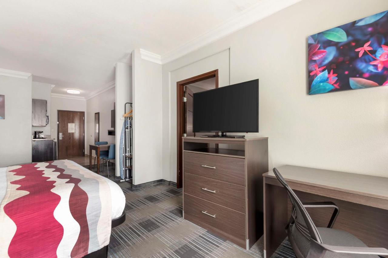 One-Bedroom Suite with One King and One Queen Bed at Best Western Medical Center North Inn & Suites Near Six Flags