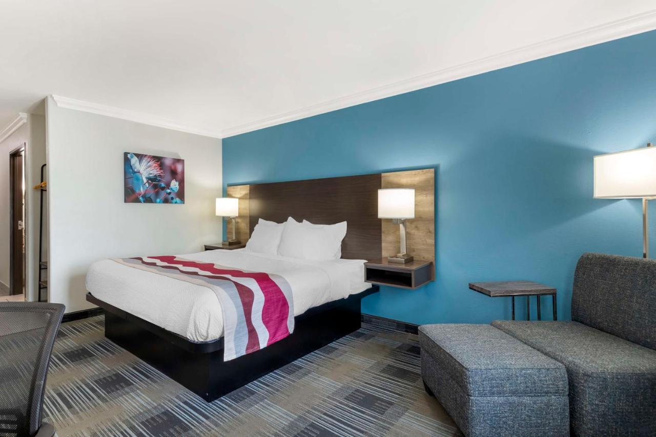 Room with One King and One Queen Bed at Best Western Medical Center North Inn & Suites Near Six Flags