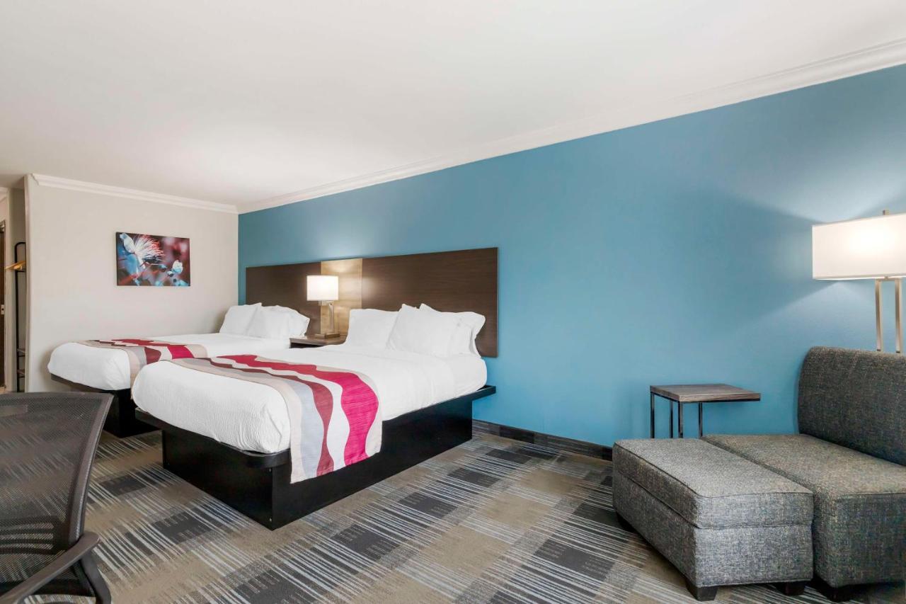 Queen Rooms with Two Queen Beds at Best Western Medical Center North Inn & Suites Near Six Flags