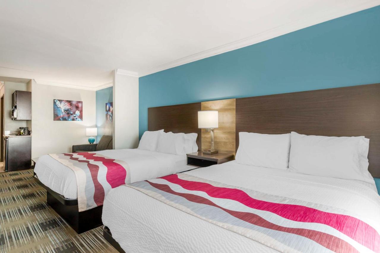 Queen Suite with Two Queen Beds and Bath Tub - Disability Access at Best Western Medical Center North Inn & Suites Near Six Flags