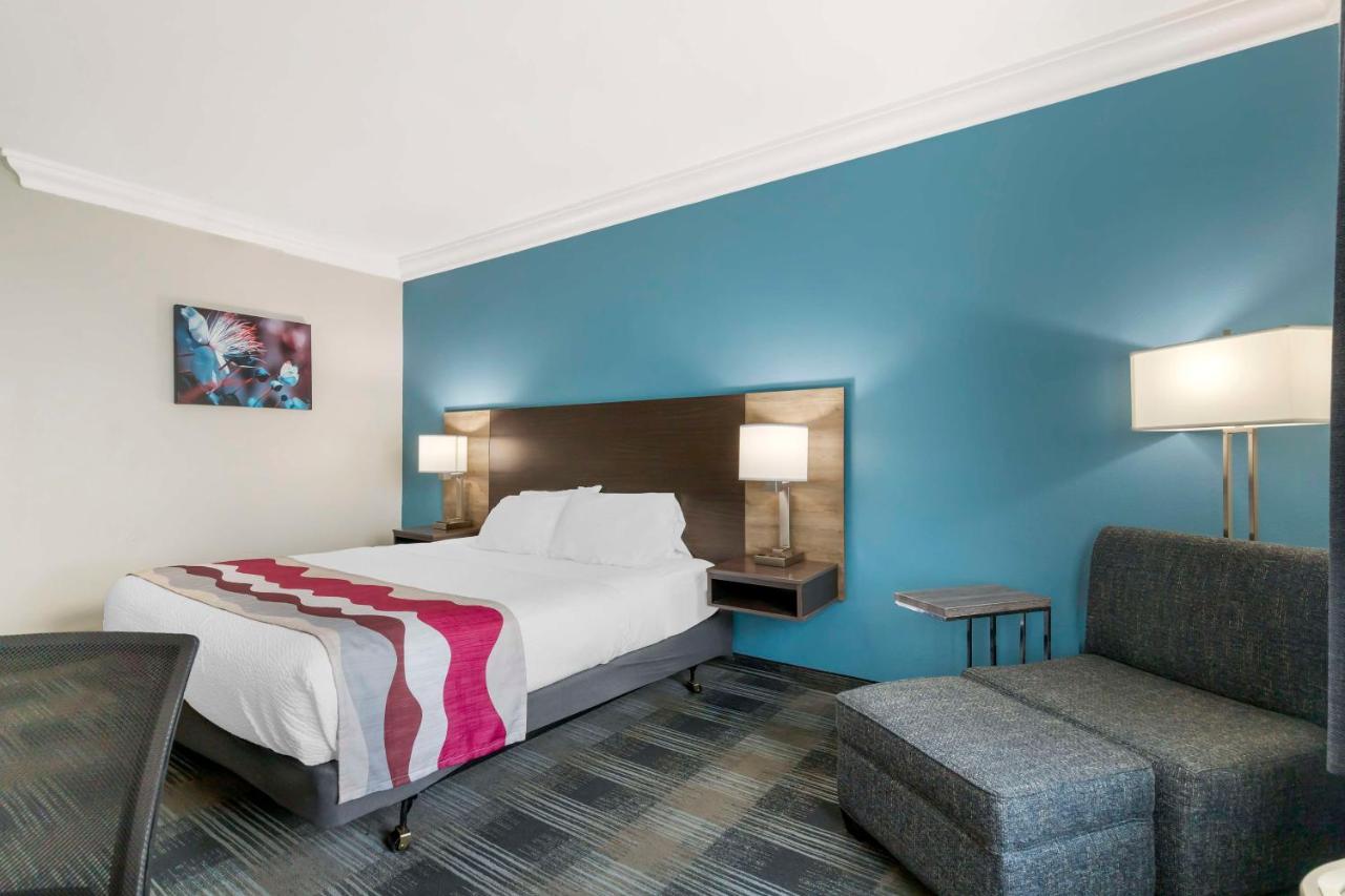 King Room with Mobility Accessible Tub at Best Western Medical Center North Inn & Suites Near Six Flags