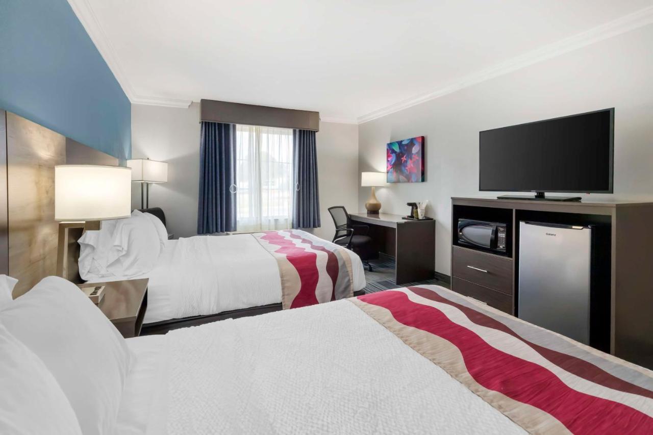 Queen Room with Two Queen Beds and Bath Tub - Disability Access at Best Western Medical Center North Inn & Suites Near Six Flags