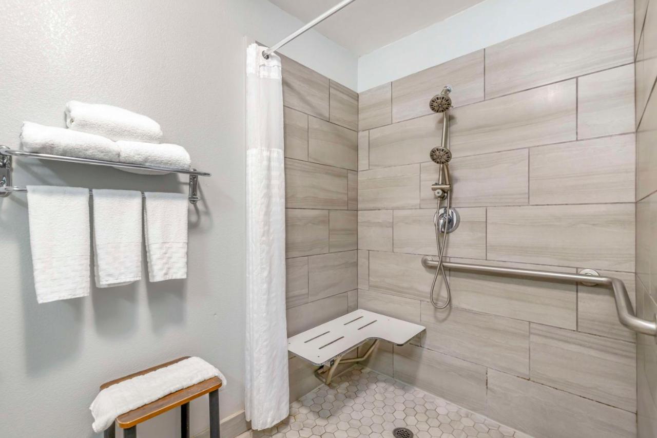 King Room with Roll-In Shower - Disability Access at Best Western Medical Center North Inn & Suites Near Six Flags