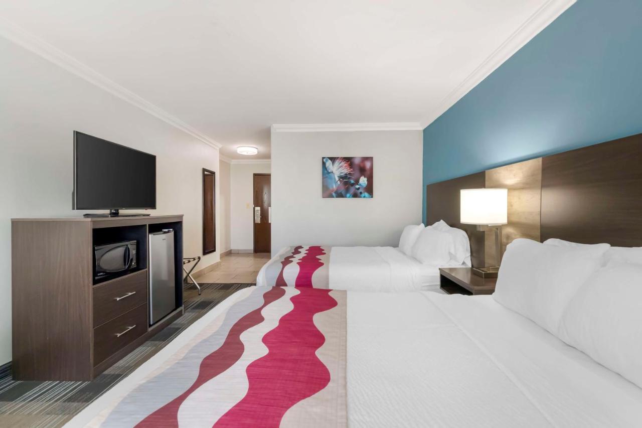 Queen Room with Two Queen Beds and Bath Tub - Disability Access at Best Western Medical Center North Inn & Suites Near Six Flags