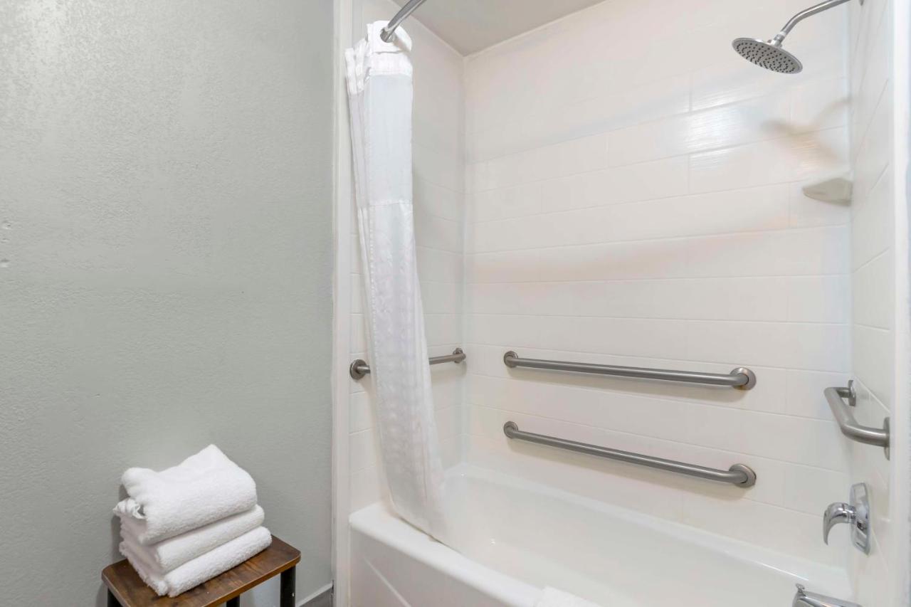 Queen Suite with Two Queen Beds and Bath Tub - Disability Access at Best Western Medical Center North Inn & Suites Near Six Flags