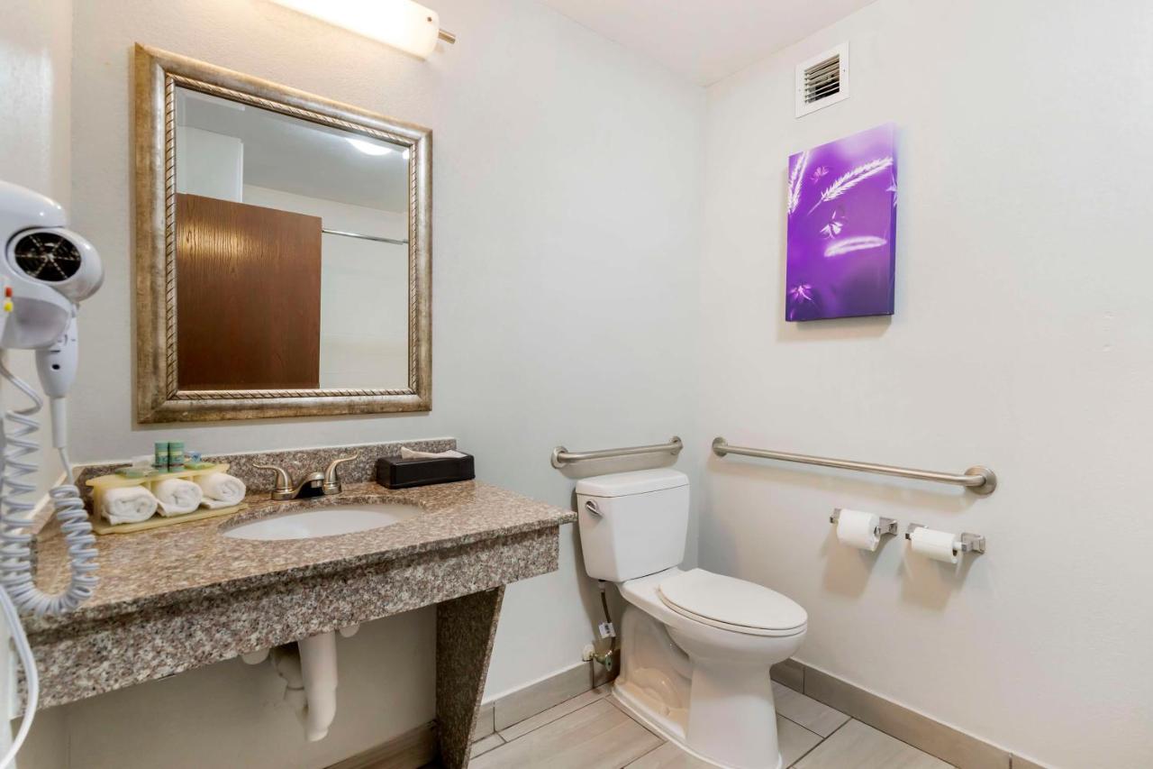 Queen Suite with Two Queen Beds and Bath Tub - Disability Access at Best Western Medical Center North Inn & Suites Near Six Flags