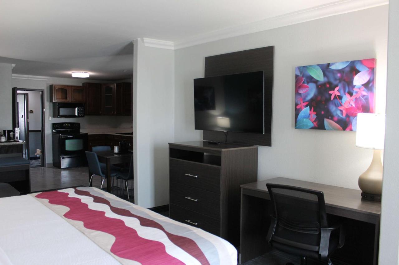 One-Bedroom Suite with One King and One Queen Bed and Full Kitchen at Best Western Medical Center North Inn & Suites Near Six Flags